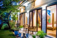 1 dormitorio y patio con mesa y sillas. en Eminence ella, en Ella
