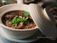 een kom soep zittend op een bord bij Cascade Hotel Bangkok in Bangkok