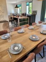 Reštaurácia alebo iné gastronomické zariadenie v ubytovaní LE LAVOIR Classé 5***** BAYEUX Centre 9 Personnes