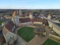an aerial view of a castle with a yard at Chambre d&#39;hôtes de l&#39;écluse d&#39;Episy avec spa in Épisy