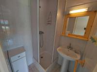 Kúpeľňa v ubytovaní Studio Cabine avec Terrasse, Piscine et Parking Privé à Marseillan - FR-1-326-774