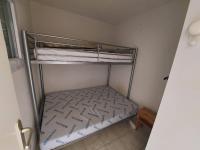 Posteľ alebo postele v izbe v ubytovaní Studio Cabine avec Terrasse, Piscine et Parking Privé à Marseillan - FR-1-326-774