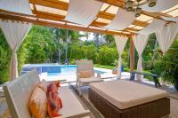 Bazén v ubytování Escape Beach Villa in El Portillo nebo v jeho okolí