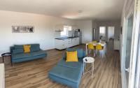 Kuchyňa alebo kuchynka v ubytovaní Daniela Family Apartment - top floor - new & quite location - great sea & island view
