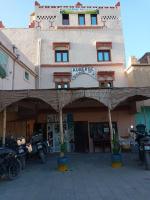 un edificio con motocicletas estacionadas frente a él en Auberge des lacs, en Imilchil