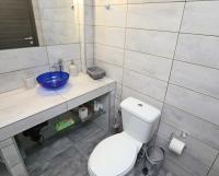 A bathroom at iLposto Down