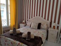 A bed or beds in a room at Apartamentos Oscar