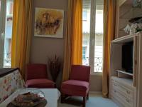 A television and/or entertainment centre at Apartamentos Oscar