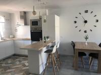 Kuchyňa alebo kuchynka v ubytovaní Encantador apartamento residencial con piscina