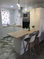 Kuchyňa alebo kuchynka v ubytovaní Encantador apartamento residencial con piscina