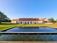 Bazén v ubytovaní Les gîtes de la Ferme de Pan - Pruniers-en-Sologne alebo v jeho blízkosti