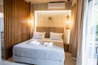 Posteľ alebo postele v izbe v ubytovaní Theros Suites