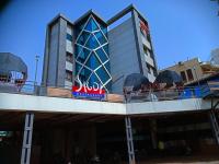 アーメダバードにあるHOTEL AIRPORT INN ONEの橋の上に椅子が置かれた建物の眺め