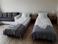 Łóżko lub łóżka w pokoju w obiekcie Sunnyrise Apartman
