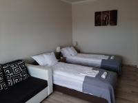 Łóżko lub łóżka w pokoju w obiekcie Sunnyrise Apartman