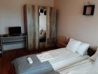 Łóżko lub łóżka w pokoju w obiekcie Sunnyrise Apartman