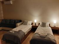 Łóżko lub łóżka w pokoju w obiekcie Sunnyrise Apartman
