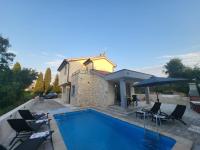 Bazén v ubytování Holiday Home Joly nebo v jeho okolí
