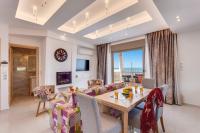 A television and/or entertainment centre at Villa Kery by Villa Plus