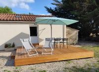 Patio lub wspólna przestrzeń na świeżym powietrzu w obiekcie Studio Gîtes des Colombières Piscine & Spa