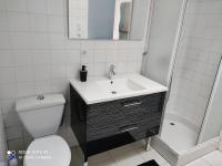 Łazienka w obiekcie Studio Gîtes des Colombières Piscine & Spa