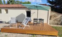 Patio lub wspólna przestrzeń na świeżym powietrzu w obiekcie Studio Gîtes des Colombières Piscine & Spa