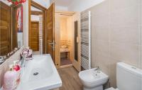 Kúpeľňa v ubytovaní Lovely Apartment In Krnica With Sauna