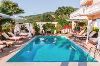 Bazén v ubytovaní Apartments Villa Chiara Opatija alebo v jeho blízkosti