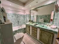 Ein Badezimmer in der Unterkunft Les Grimaldines - Maison d&#39;Hôtes