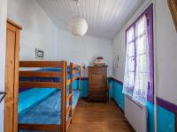 Łóżko lub łóżka w pokoju w obiekcie Maison Typique 3 Chambres, Proche Océan, Jardin Clôturé, Animaux Admis - FR-1-521-206