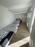 Łóżko lub łóżka w pokoju w obiekcie l'Alizée pour 6 personnes