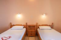 Posteľ alebo postele v izbe v ubytovaní Achillion Apartments & Studios