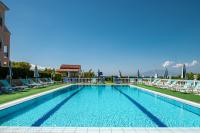 Bazén v ubytovaní Achillion Apartments & Studios alebo v jeho blízkosti