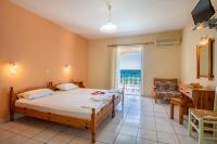 Posteľ alebo postele v izbe v ubytovaní Achillion Apartments & Studios