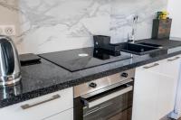 Kuchnia lub aneks kuchenny w obiekcie Montgolfiere Apartment by Connexion