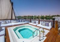 Bazén v ubytování Dahabeya Molouky Nile Cruise- Every Monday from Luxor- Aswan for 05 nights nebo v jeho okolí
