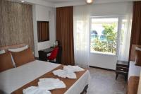 Una habitación de hotel con una cama con toallas. en HOTEL GLOBAL 2022, en Estambul
