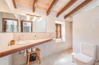 A bathroom at Can Faveta