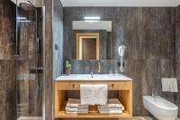 A bathroom at Miravalle
