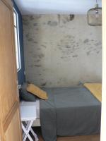 Łóżko lub łóżka w pokoju w obiekcie Séjour confort au port de Dinan