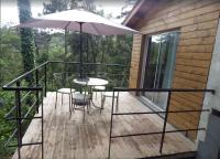 Balkón alebo terasa v ubytovaní petite maison dans les pins