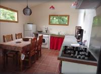 Kuchyňa alebo kuchynka v ubytovaní petite maison dans les pins