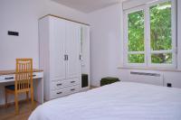 Posteľ alebo postele v izbe v ubytovaní Bacci Central 2-Bedroom Apartment by Litto
