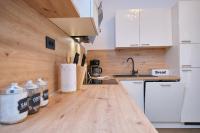 Kuchyňa alebo kuchynka v ubytovaní Bacci Central 2-Bedroom Apartment by Litto