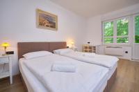 Posteľ alebo postele v izbe v ubytovaní Bacci Central 2-Bedroom Apartment by Litto