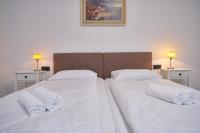 Posteľ alebo postele v izbe v ubytovaní Bacci Central 2-Bedroom Apartment by Litto