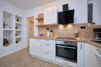 Kuchyňa alebo kuchynka v ubytovaní Bacci Central 2-Bedroom Apartment by Litto