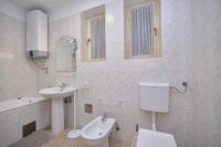 Kúpeľňa v ubytovaní Bacci Central 2-Bedroom Apartment by Litto