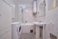 Kúpeľňa v ubytovaní Bacci Central 2-Bedroom Apartment by Litto