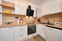 Kuchyňa alebo kuchynka v ubytovaní Bacci Central 2-Bedroom Apartment by Litto